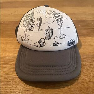 LIKE NEW UNISEX REI CO OP TRUCKER HAT